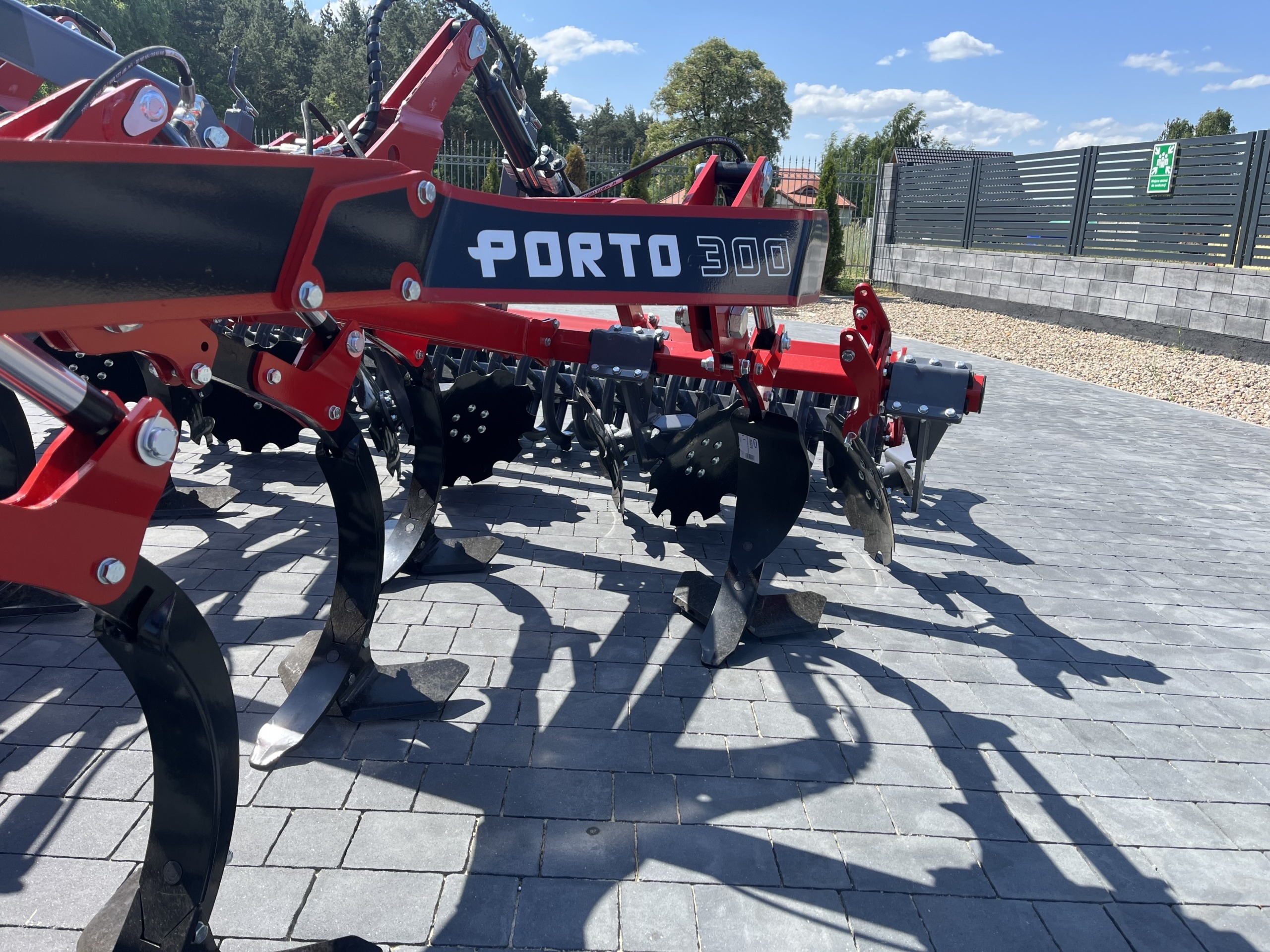 Agregat bezorkowy z zębami Delta Flex oraz talerzami zagarniającymi fi 460 mm