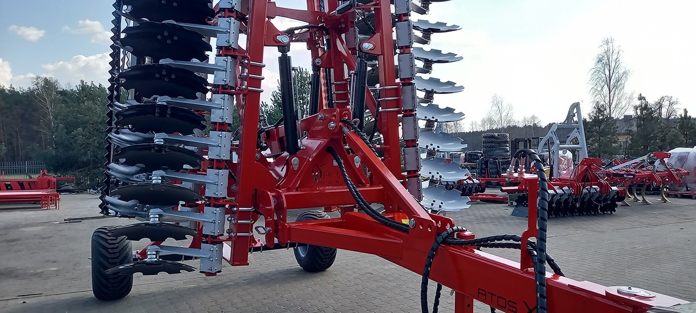Talerzówka miesza resztki pożniwne z glebą na całej szerokości roboczej