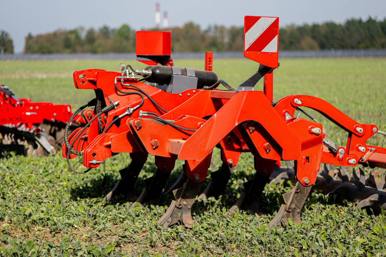 Zęby Ripper w pługu penetrują glebę do 55 cm i spulchniają profil glebowy